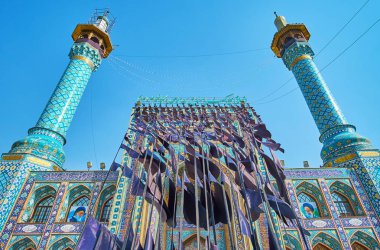 Tacrish Meydanı ve İmamzadeh Salih Kutsal Shrin üzerinde aşure bayrakları