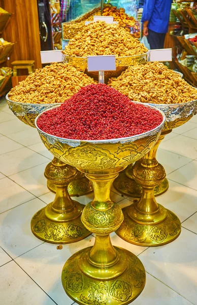 A vázákat bogyós gyümölcsök és diófélék, Tajrish bazár, Teherán, Irán — Stock Fotó