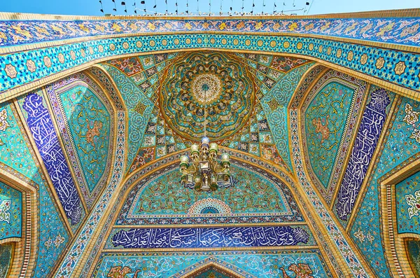 Het portaal van de Heilige schrijn van Imamzadeh Saleh, Teheran, Iran — Stockfoto