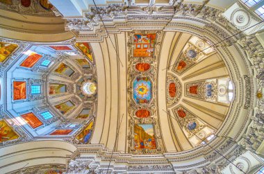 Salzburg Katedrali'nin tavanlarının dekoratif unsurları