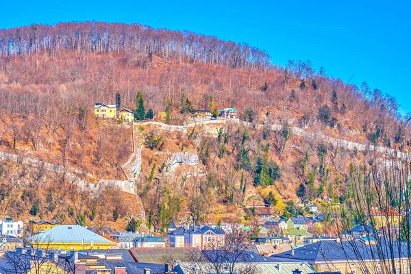 La vue sur la colline de Kapizinerberg avec des arbres nus d'hiver, Salzbourg , — Photo