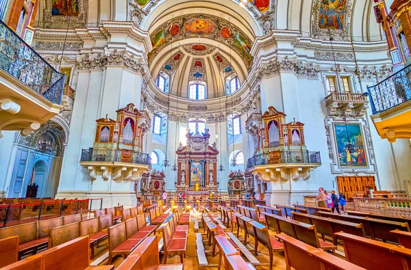 Le file di panche nella Cattedrale di Salisburgo, Austria — Foto Stock