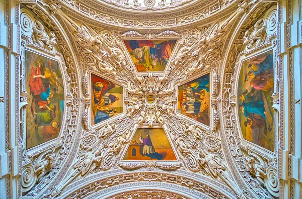 Les fresques sur les plafonds de la chapelle latérale de Salzbourg Cathedra — Photo