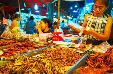 Derin kızarmış balık, Warorot Night Market, Chiang Mai, Tayland