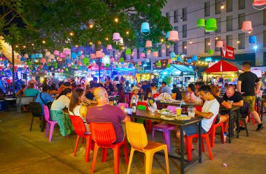 Chiang Mai Ploen Ruedee Gece Pazarı'nda Akşam Yemeği, Tayland
