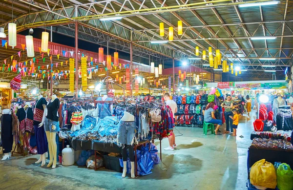 Visita el mercado nocturno de Kalare, Chiang Mai, Tailandia — Foto de Stock