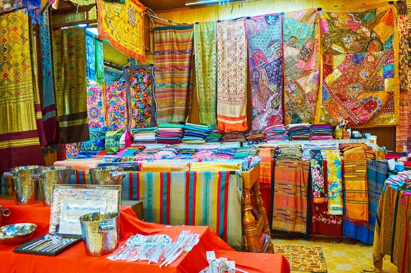 Tejidos coloridos en el puesto del mercado nocturno de Chiang Mai, Tailandia — Foto de Stock