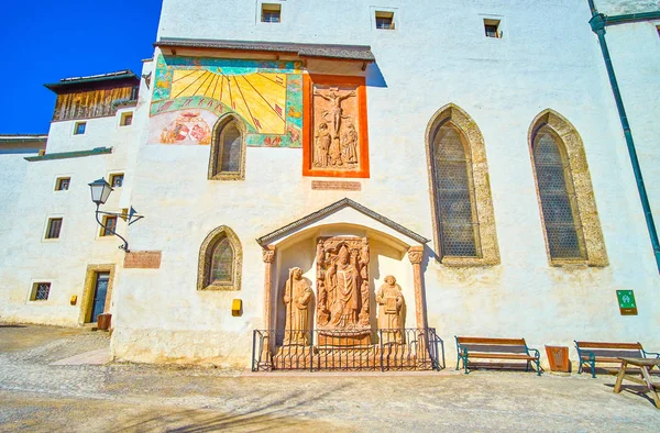 Памятник на стене церкви Святого Георгия в Гогензальцбурге Ca — стоковое фото