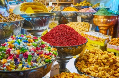 Tajrish Bazaar, Tahran'da baharat ve kurutulmuş meyvelerin saksında, ben