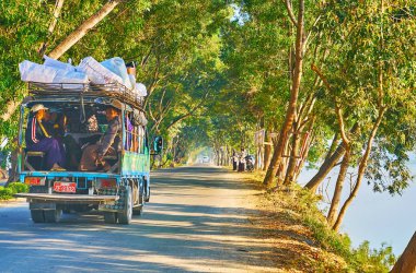 Yeşil yolda yolculu kamyon, Nyaungshwe, Myanmar 