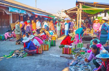 Kalabalık Mingalar Pazarı, Nyaungshwe, Myanmar