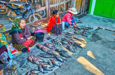 Sabahın erken saatlerinde Mingalar Market, Nyaungshwe, Myanmar