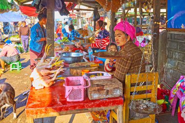 Mingalar Market, Nyaungshwe, Myanmar'daki taze tavuk tezgahı