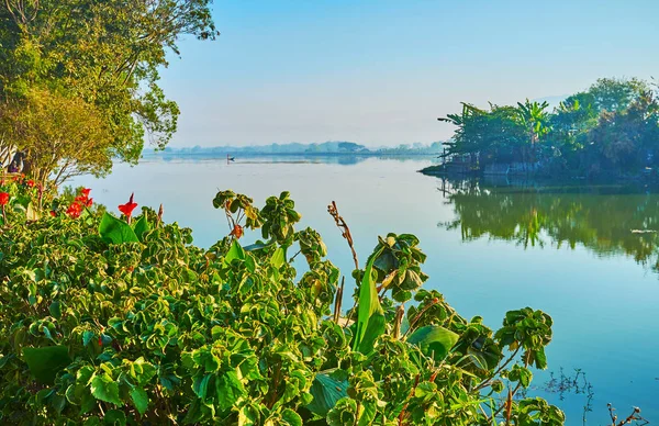 Tharzi gölet kıyısında, Nyaungshwe, Myanmar 