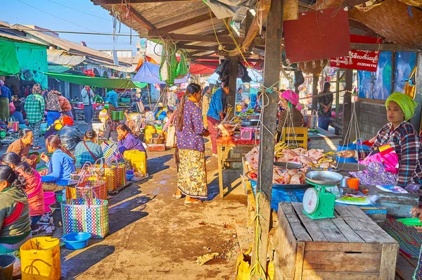 Mingalar Market sabah aktivitesi, Nyaungshwe, Myanmar
