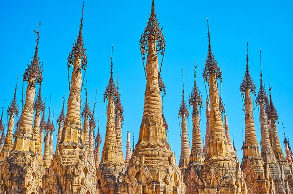 Hti guarda-chuvas de Kakku Pagodas, Mianmar — Fotografia de Stock