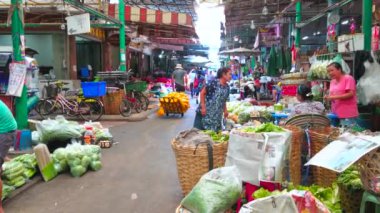 Bangkok, Tayland - 23 Nisan 2019: Sokak içkileri satıcısı arabası, 23 Nisan'da Bangkok'ta Wang Burapha Phirom tarım pazarının ara sokaklarında gezintiye çıktı