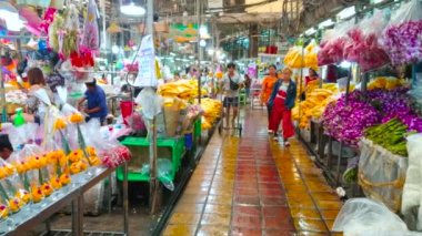 Bangkok, Tayland - 23 Nisan 2019: Dar alleyway ile Pak Khlong Talat çiçek pazarının Iç, renkli taze çiçekler, buketleri, çelenk ve süslemeleri ile çevrili, Bangkok 23 Nisan'da