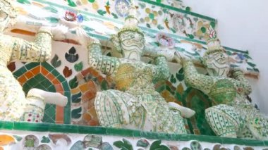 Wat Arun ortaçağ prang dekoratif unsurların yakın çekim, çarpıcı işleme ve porselen Yakshas heykelleri ile kaplı - ruh koruyucuları, aynı zamanda iblis-guardians, Bangkok, Tayland adlı