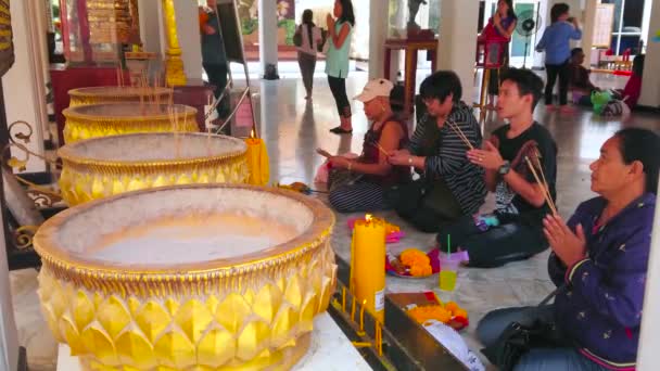 バンコク 2019年4月23日 燃えるお香を持つ参拝者は 4月23日にバンコクの市柱神社のヴィハーンホールで祈ります — ストック動画