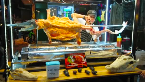 Bangkok Thailand April 2019 Stall Khao San Night Market Lockar — Stockvideo