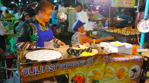 Bangkok Tajlandia Kwietnia 2019 Ulica Sprzedawca Żywności Kucharze Kokosowe Pudding — Wideo stockowe