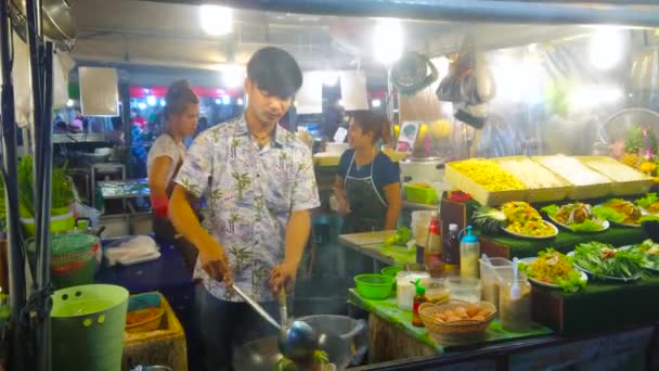 泰国巴东 2019年5月1日 5月1日 在巴东邦拉街美食场露天厨房 小咖啡馆的厨师厨师在露天厨房炒菜 — 图库视频影像