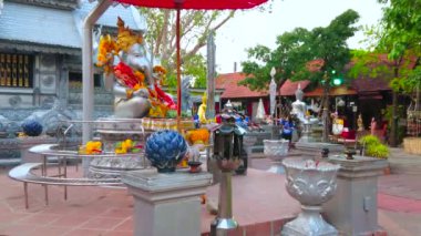 Chiang Mai, Tayland - 4 Mayıs 2019: Ganesha türbesinin sunağı, Silver Temple (Wat Sri Suphan) gerekçesiyle bulunan chatra şemsiyeve çiçek çelenkleri, 4 Mayıs'ta Chiang Mai'de