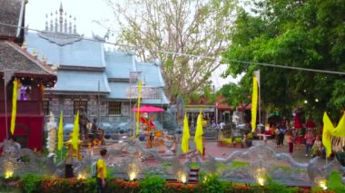 Chiang Mai, Tayland - 4 Mayıs 2019: Wat Sri Suphan gümüş Ubosot (Gümüş Tapınak) yeşillik, küçük türbeler ve Buda Görüntüler ile çevrilidir, Chiang Mai Mayıs 4