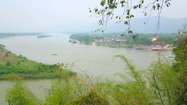 メコン川とルアック川 ゴールデントライアングルエリア ソップルアック タイで分割されたタイ ミャンマー ラオスの緑の銀行を観察 — ストック動画