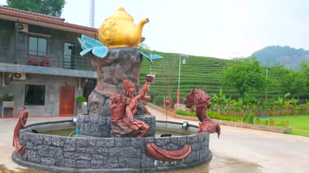 茶店风景秀丽的喷泉 有纳加蛇和大镀金茶壶 给茶采摘者 泰国清莱中国云南茶村的梅萨龙茶村倒水 — 图库视频影像