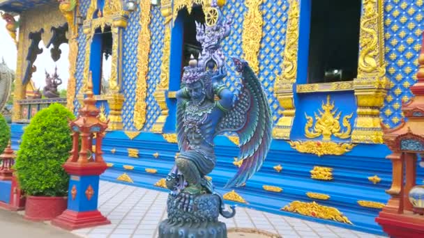美丽的Garuda鸟状生物雕像 位于文庙十 维哈恩寺的侧壁上 毗邻泰国清莱的蒙多普斯 小亭子 — 图库视频影像