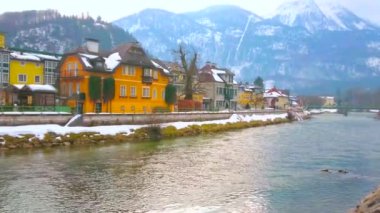 Alp kasabası, Salzkammergut, Avusturya'nın önemli doğal simgesi Bad Ischl ve Mount Katrin'in eski villalarının manzarası
