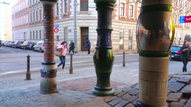 ウィーン オーストリア 2019年2月19日 ウィーンで2月19日に ヒンダートワッサーハウスの珍しい磁器の柱を通ってローエンガッセ通りを通って 近代的なトラムの眺め — ストック動画