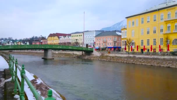 オーストリア バート イシュル 2019年2月20日 カセリン エリザベスの歴史的緑の橋 トラウン川のほとりを結ぶ歴史的な建物と 2月20日にバート イシュルで — ストック動画
