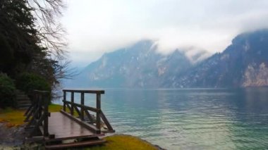 Traunstein dağı, Traunkirchen, Salzkammergut, Avusturya sıkışmış Traunsee göl ve yağmurlu bulutlar manzaralı Badeinsel rekreasyon bölgesinde küçük köprü