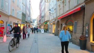 Salzburg, Avusturya - 27 Şubat 2019: Popüler turist Linzergasse sokak eski yapılar, konut kafeler, bira barlar, moda mağazaları ve sanat galerileri ile kaplı, Şubat 27 Salzburg