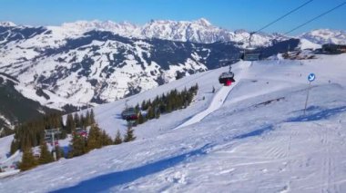 Telesiyej hızlı kabin kar bağlı Schmittenhohe dağının yamacı üzerinde çalıştırmak, çok sayıda kayak pistleri ile kaplı, Zell See, Avusturya