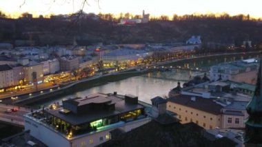 Salzburg Altstadt ilçe alacakaranlık panorama, Hohensalzburg kale ve Salzach nehir Kapuzinenberg tepenin tepesinden, Avusturya