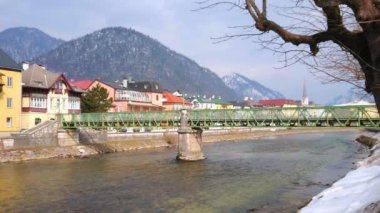 Taubersteg köprüsü manzaralı Traun nehri karlı Traunkai dolgu, arka planda Bad Ischl ve Alps konut, Salzkammergut, Avusturya