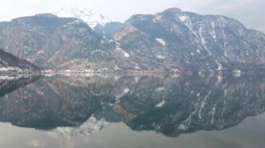 Hallstattersee gölünün yanından yürüyün ve berrak göl sularını yansıtan karlı Dachstein sıradağları, Hallstatt, Salzkammergut, Avusturya.