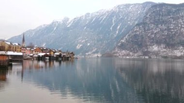 Hallstatt bankası küçük evler ve Evanjelik Kirche kulesi ile, Hallstattersee göl ve feribot sularında yansıtan, Obertraun banka, Salzkammergut, Avusturya yüzen