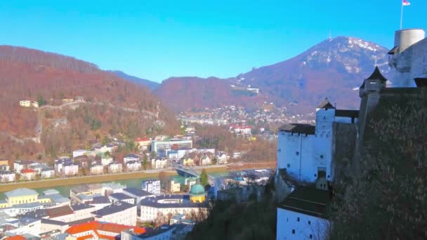 霍恩萨尔茨堡城堡的露台是观察老城区屋顶的理想场所 位于奥地利萨尔茨堡的萨尔茨堡山丘和阿尔卑斯山之间的萨尔扎克河山谷 — 图库视频影像