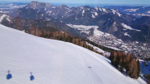 曲がったスキーコースで覆われたズオルダーホルン山の雪の斜面に乗るエアリフトゴンドラの影 セントギルデン ザルツカンマーグート オーストリア — ストック動画