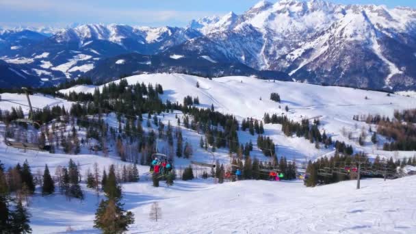 ゴサウ オーストリア 2019年2月26日 チェアリフトはスキーヤーをズヴィーゼラルム山の頂上まで運び ゴサウで2月26日に地元のカフェで下り坂を始めたり リラックスしたりできます — ストック動画