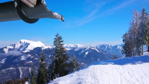ズヴォルファーホルン山 セントギルデン ザルツカマーグート オーストリアの斜面に晴れた冬の日に屋根から流れ落ちる雪 — ストック動画