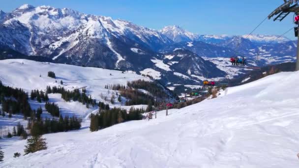 素敵なスキーピストと乗馬チェアリフト ズヴィーゼラルム山 ゴサウ オーストリアで風光明媚な雪の風景をお楽しみください — ストック動画