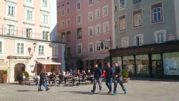 ザルツブルク オーストリア 2019年2月27日 歴史的なアルターマルクト オールドマーケット 広場には 古典的な建物 カフェ バーが備わり 2月27日にザルツブルクのアルトシュタット — ストック動画