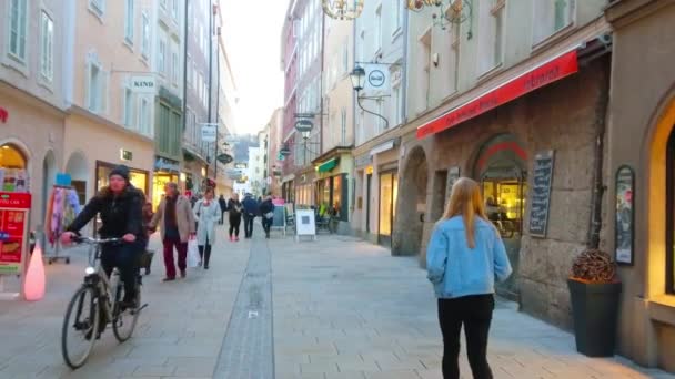 Salcburk Rakousko Února 2019 Populární Turistická Ulice Linzergasse Lemována Starými — Stock video