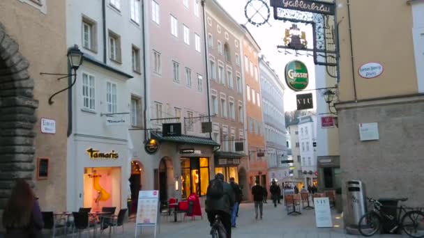 Salzburg Austria Lutego 2019 Wieczorem Spacer Ruchliwej Ulicy Linzergasse Sklepami — Wideo stockowe